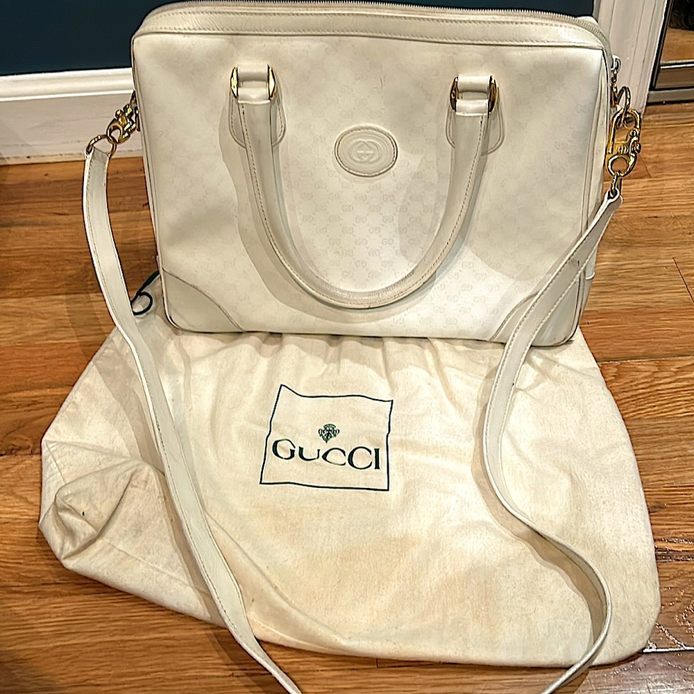 White Gucci handbag with removable strap.